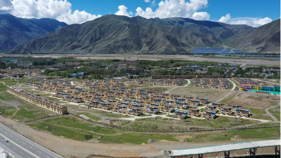 图为达孜区德庆镇德庆村集中搬迁点.